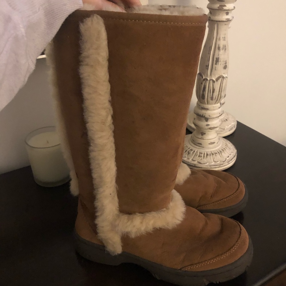 UGG Sundance Tall Boot (Chestnut / Size: 6)
